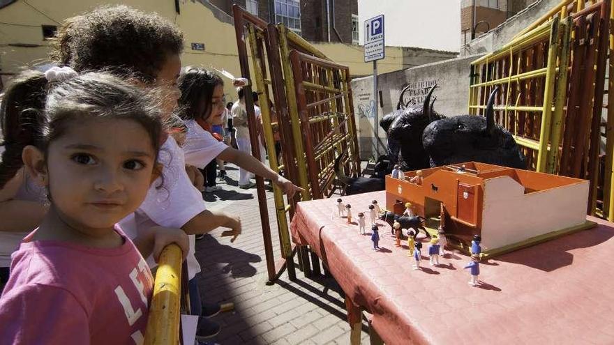 Una maqueta del toril con muñecos hizo las delicias de los pequeños.