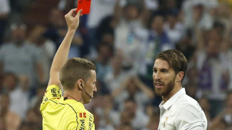 Hernández Hernández muestra la cartulina roja a Ramos.