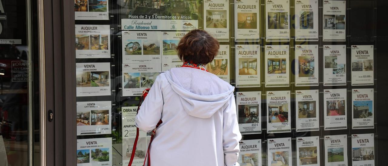 Una mujer observa anuncios de alquiler en Vigo