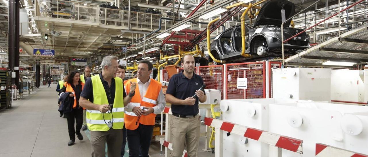 Formoso durante la visita a Stellantis Vigo con Ignacio Bueno.