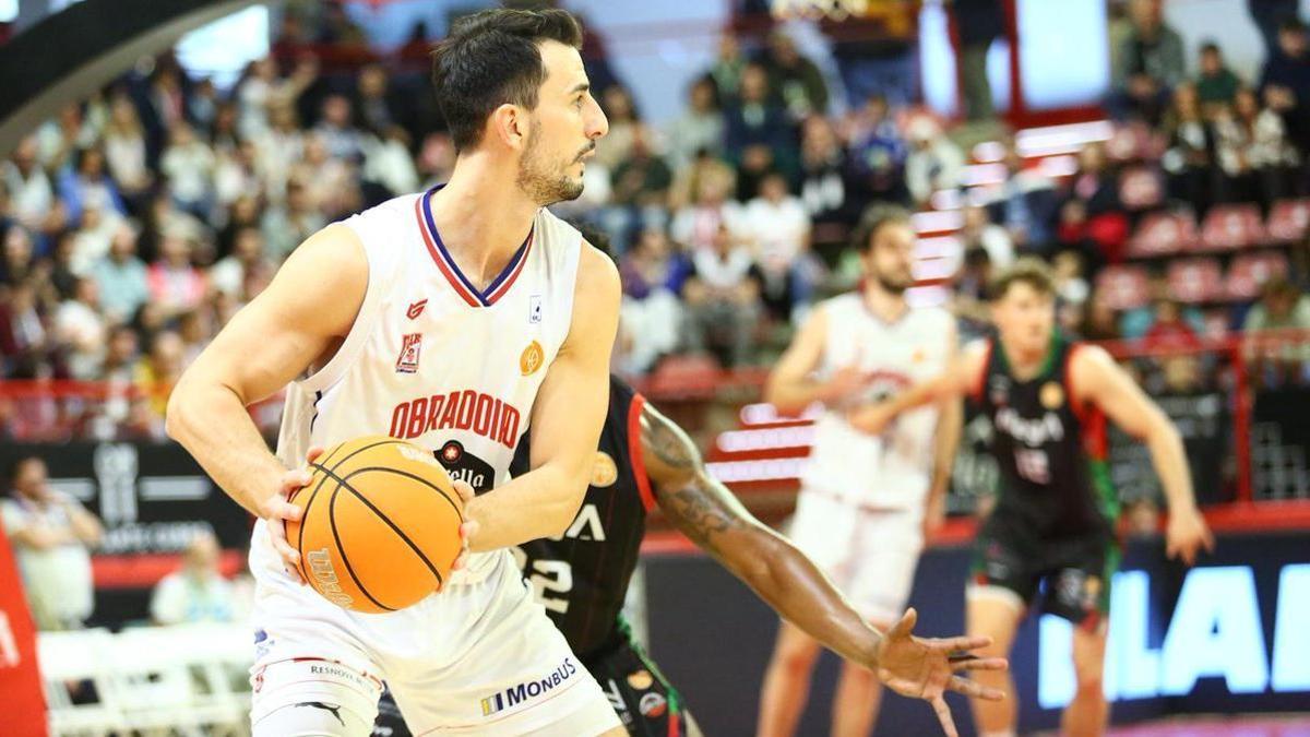 Léo Westermann controla la pelota en el Cantabria-Obradoiro.
