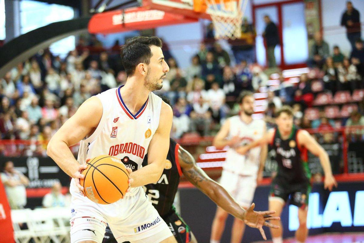 Leo Westermann controla la pelota en el Cantabria-Obradoiro.