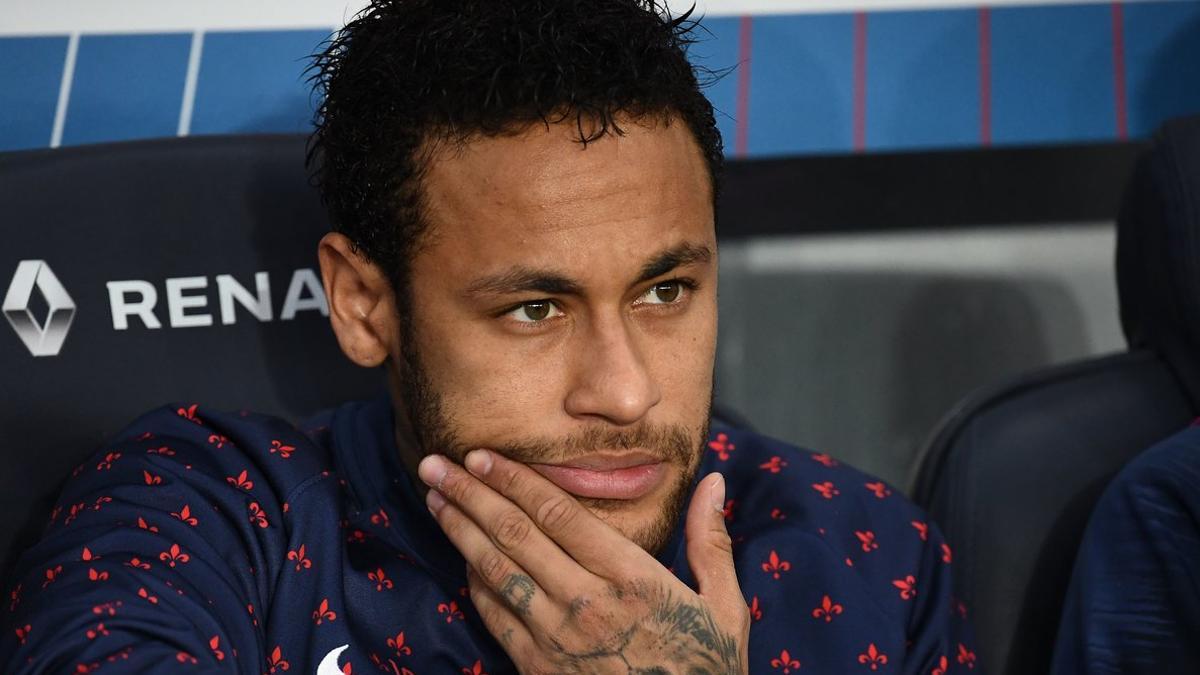 Neymar, en el banquillo del Parque de los Príncipes en el partido del PSG ante el Mónaco.