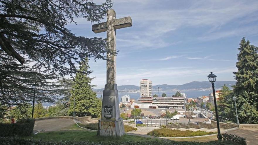 La Cruz de O Castro, en la ladera del monte.   | // RICARDO GROBAS