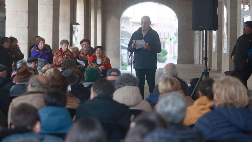 Lectura pública delante del teatro Rosalía de Castro para recordar a la escritora gallega en su día