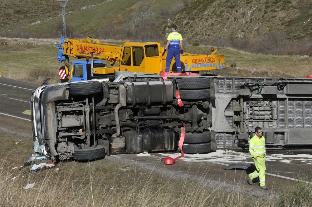 El vuelco de un camión obliga a cortar la carretera de Pajares