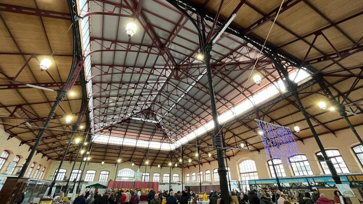 Interior de la plaza de abastos de Villaviciosa, que estos días ha acogido la feria de coleccionismo.