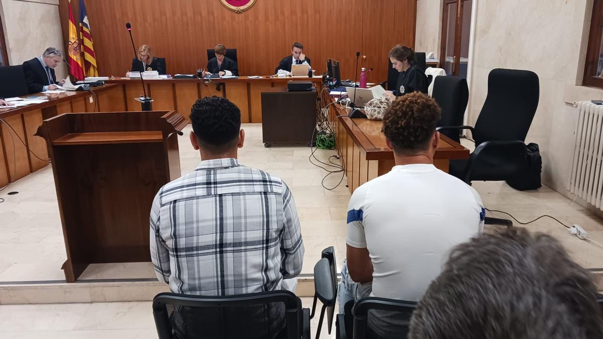 Los dos jóvenes acusados, ayer en el juicio en la Audiencia de Palma.
