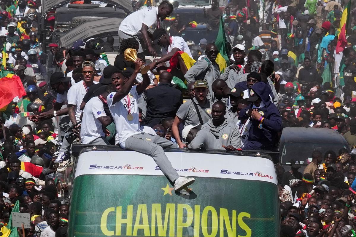Senegal, en la rúa con la Copa África en Dakar