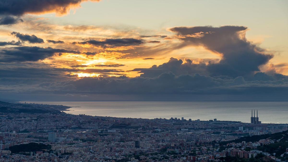 Nubes en el mar de Barcelona