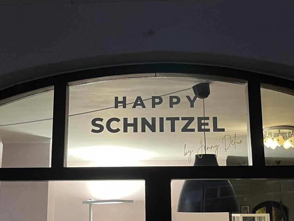 Sekt, Kameras und viele Besucher: So war die Eröffnung vom "Happy Schnitzel" der "Goodbye Deutschland"-Auswanderin Jenny "Delüx"