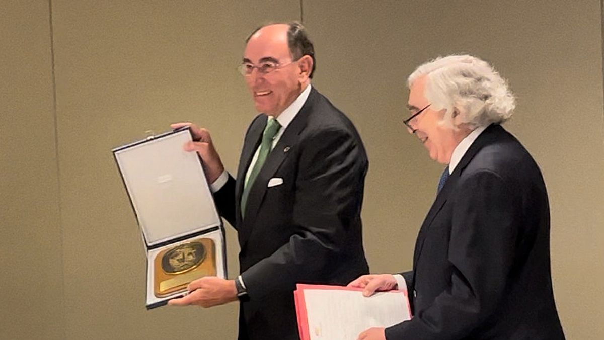Galán, con el premio recibido en la sede de la ONU.