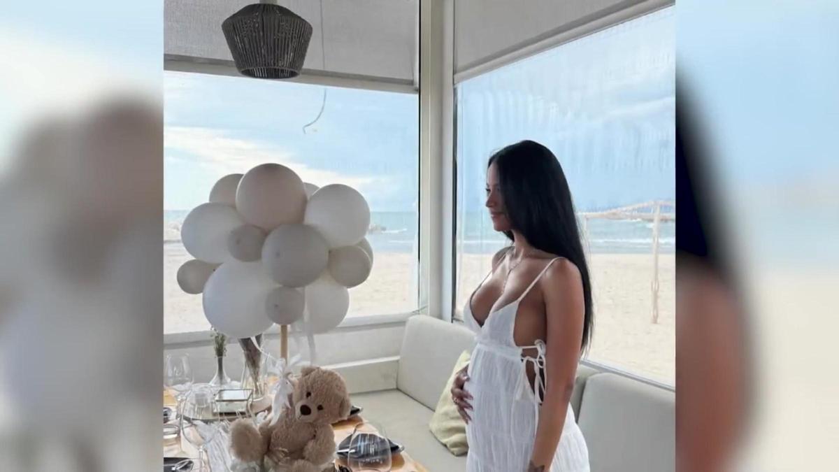 Jeimy Báez anuncia su embarazo con una gran fiesta
