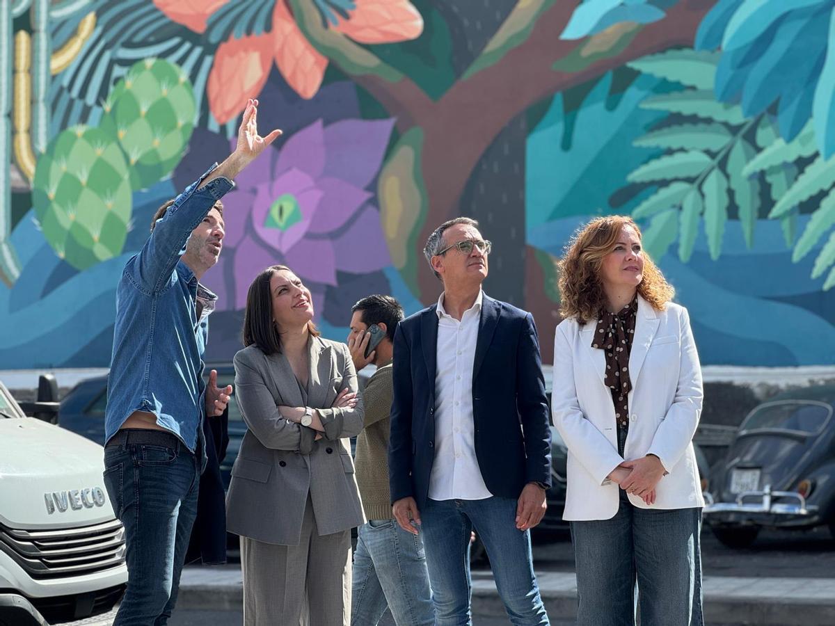 Un momento de la visita que la consejera Migdalia Machín, en el centro de la imagen, realizó a Los Llanos de Aridane.