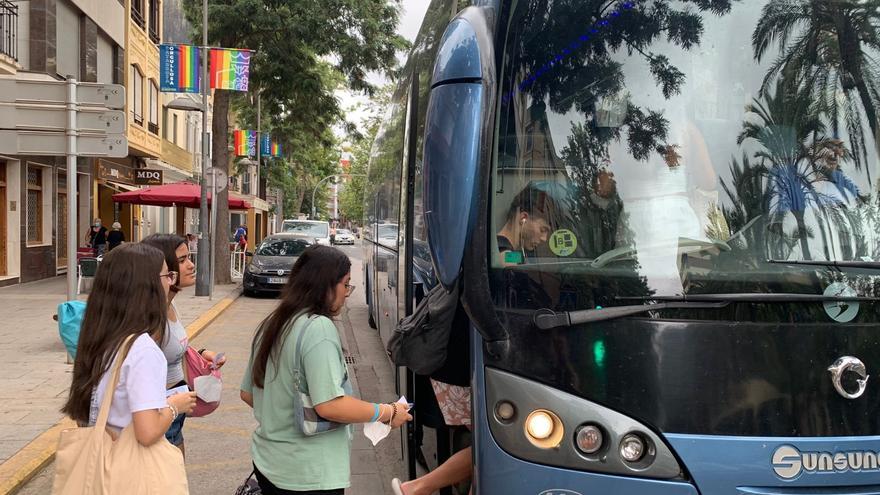 Catarroja y Benetússer impulsan el autobús gratuito ‘Cata-rosa’ para llevar a la juventud a la playa