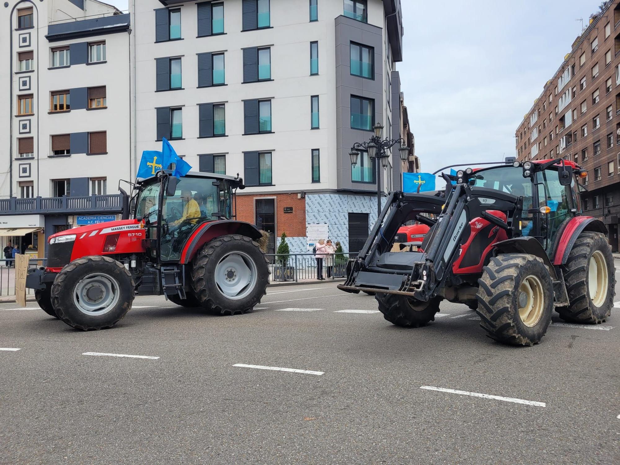 EN IMÁGENES: Así fue la tractorada de protesta del campo asturiano en Oviedo