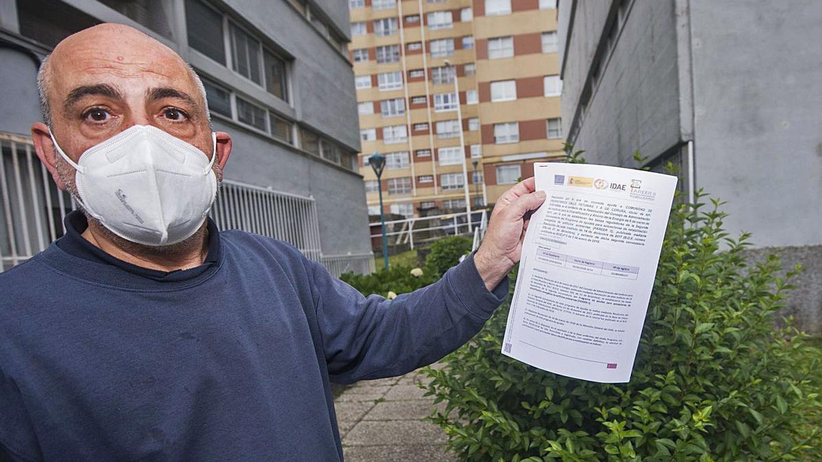 Roberto Javier Tomé muestra la ayuda concedida de la Unión Europea para obras.  | // CASTELEIRO/ROLLER AGENCIA 