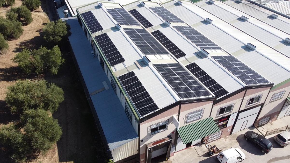 La empresa Carnes Montoro instala 600 metros de placas solares