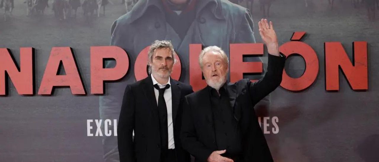 Joaquin Phoenix y Ridley Scott, en el estreno de Napoleón.