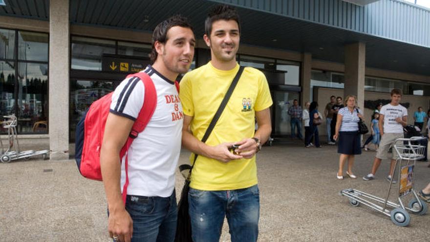 Santi Cazorla y David Villa, la semana pasada, en el aeropuerto de Asturias, a la vuelta de su participación con España en la Copa Confederaciones.