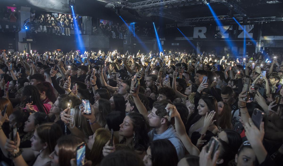 Ambiente y público durante el concierto de Yung Beef en la sala Razzmatazz