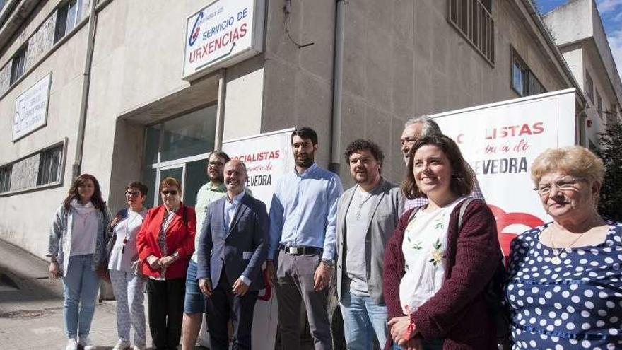 Integrantes del PSOE, ayer, ante el centro de salud de A Estrada. // Bernabé/Cris M.V.