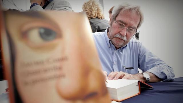 Jaume Cabré, firmando en el último Sant Jordi.