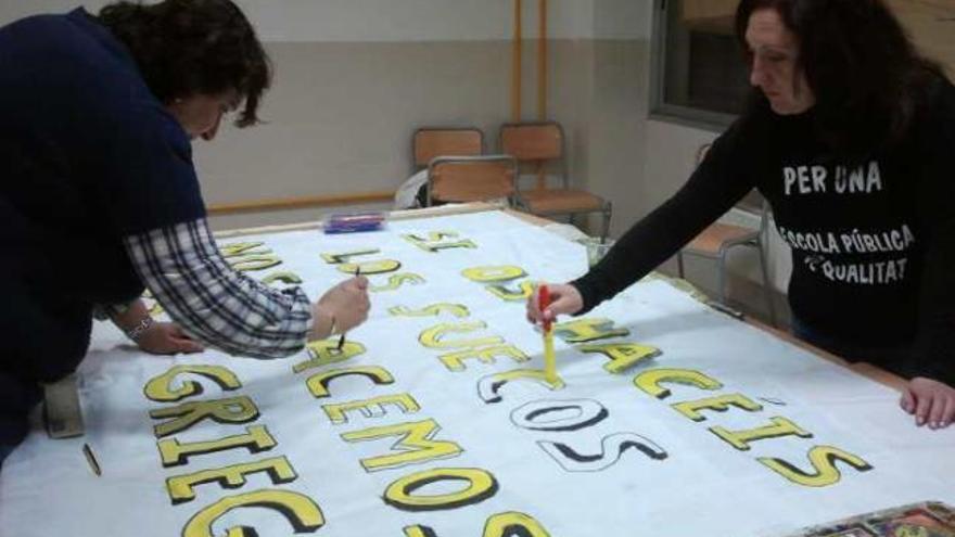 Un momento del encierro, ayer, en el Instituto Las Lomas, haciendo una pancarta de protesta.
