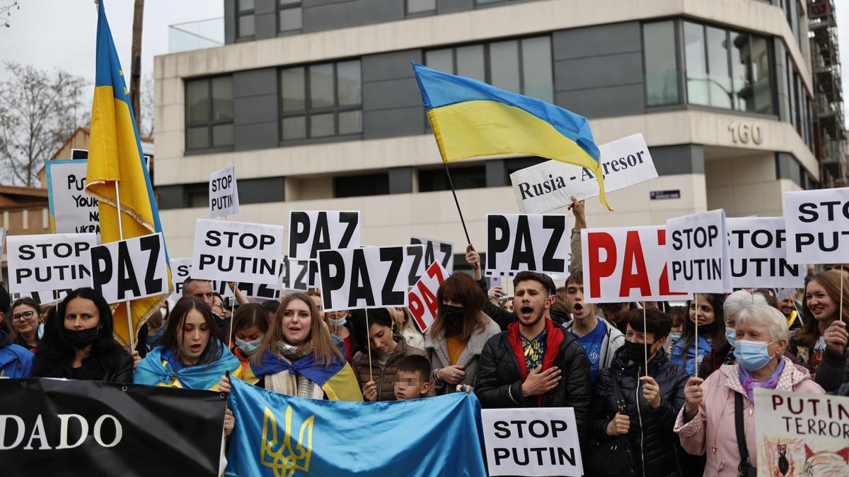 Protestas ante la embajada de Rusia en España.