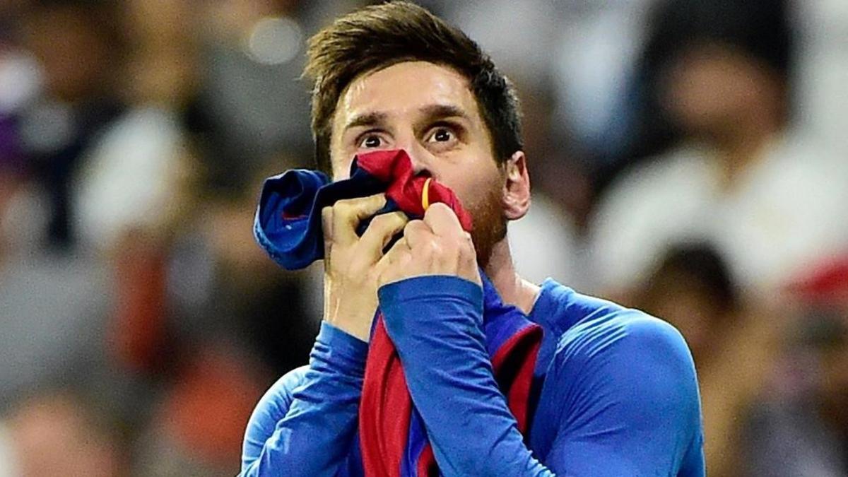 Leo Messi besa la camiseta del Barça.