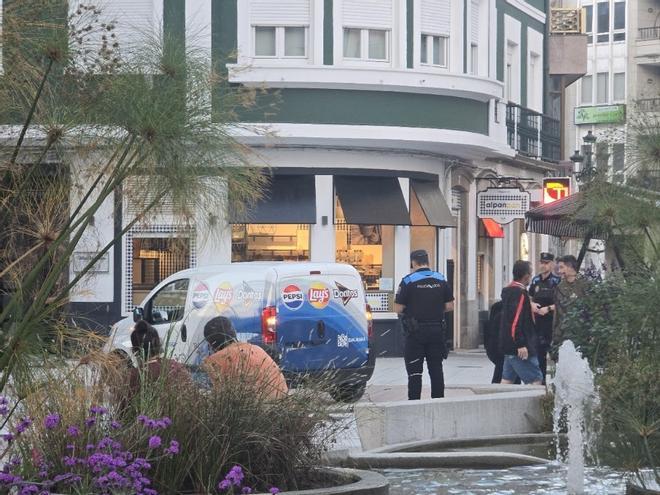Así se maltratan las zonas peatonales en Vilagarcía