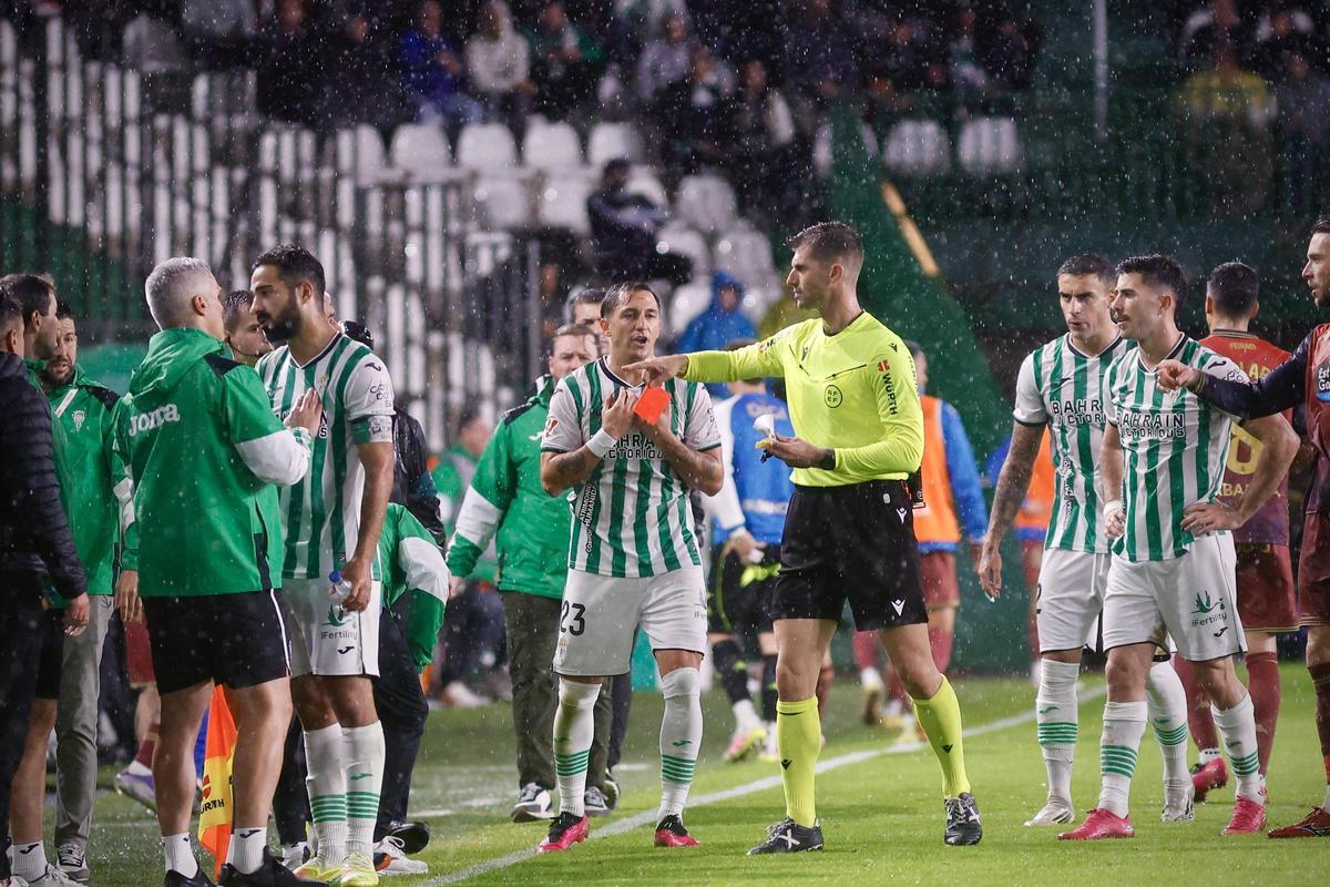 Moreno Aragón llama a Rubén Alves para expulsarle durante el Córdoba CF-Deportivo de La Coruña, en El Arcángel, esta temporada.