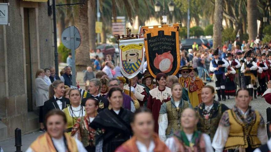 Un momento del desfile por las calles de Cambados. // Noé Parga