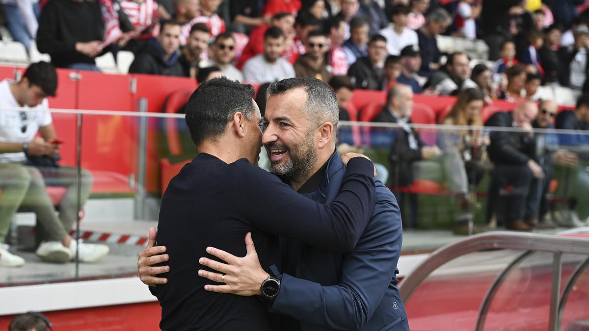 Los técnicos Michel y Diego Martínez se saludan cordialmente antes de iniciarse el partido de liga en Montilivi entre el Girona CF y el RCD Espanyol.