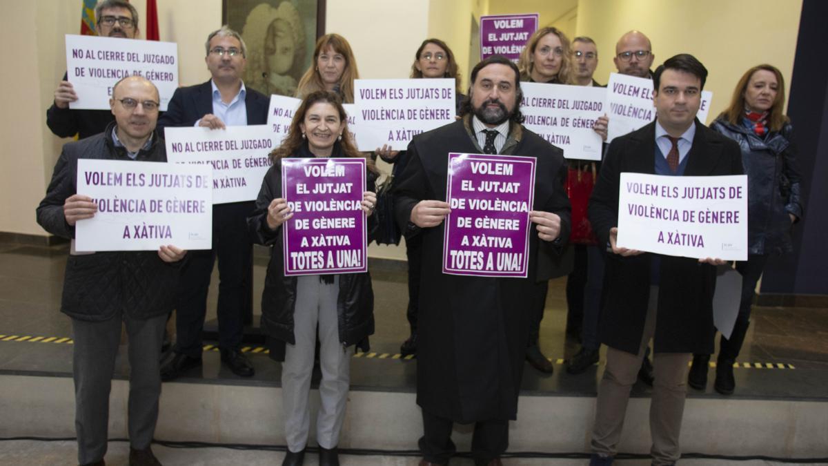 Xàtiva. Reunión abogados y presidente de Diputación Toni Gaspar Elena Cebrián y Roger Cerdà por la eliminación del juzgado de violencia de genero