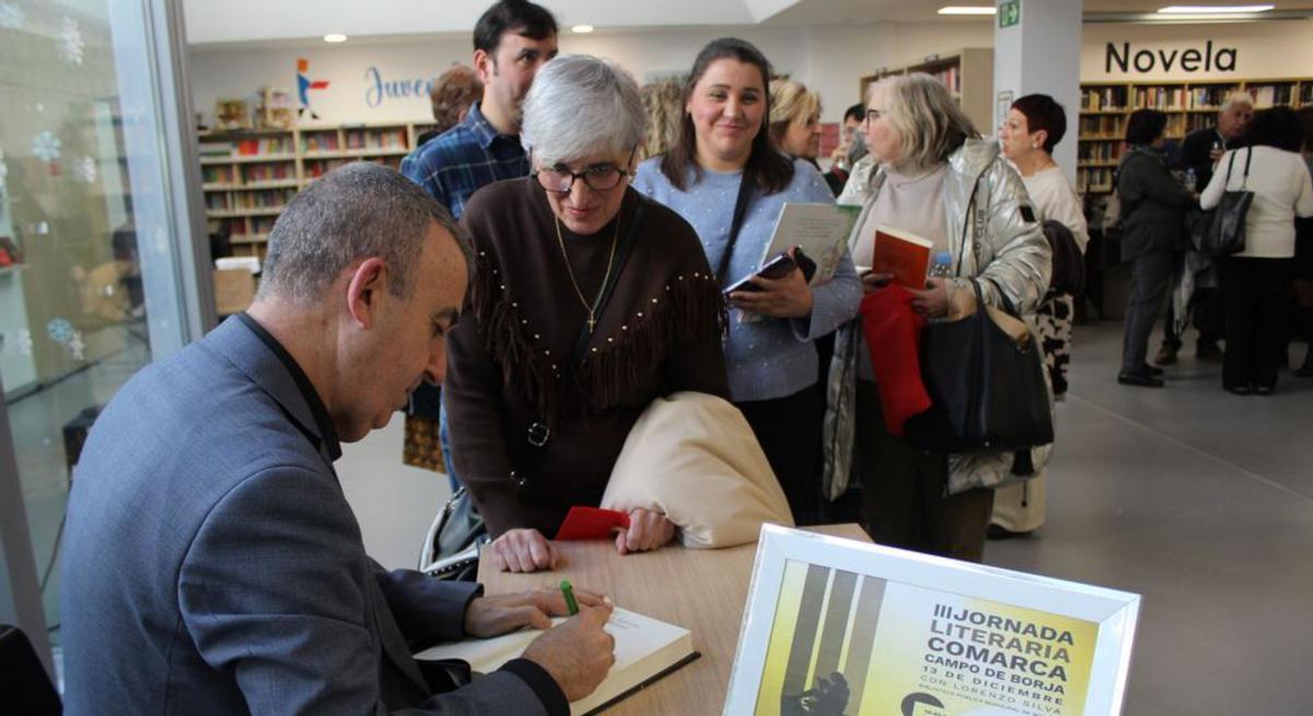 La visita de Lorenzo Silva congregó a más de un centenar de personas.