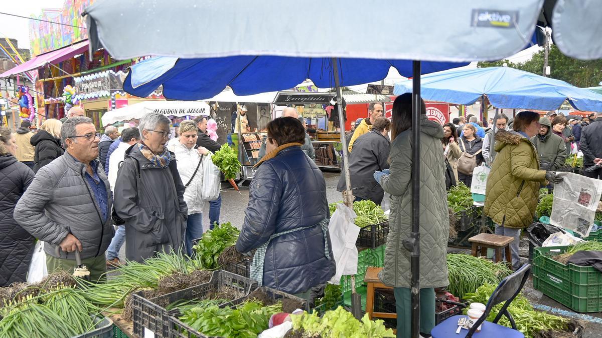Un puesto de venta de vegetales del mercado dominical padronés.