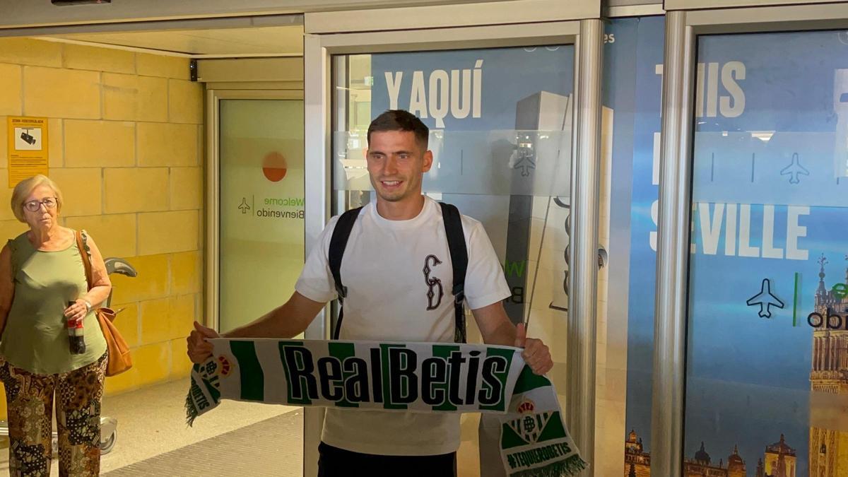 Romain Perraud llega a Sevilla para firmar por el Real Betis