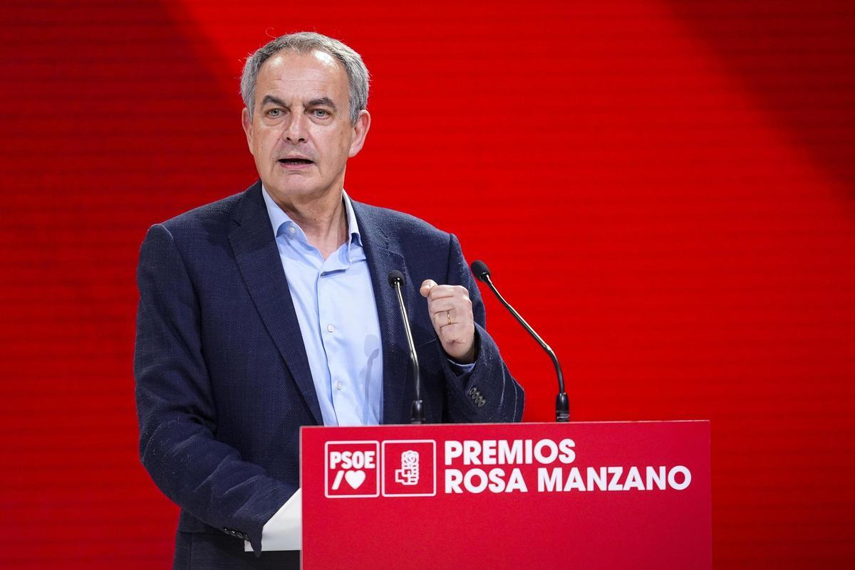 Archivo - El secretario general del PSOE de 2000 a 2012 y presidente del Gobierno de España de 2004 a 2011, José Luis Rodríguez Zapatero, durante los premios Rosa Manzano