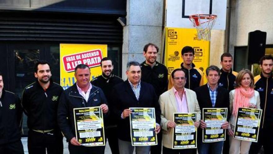 Presentación de la fase de ascenso en la que participaron directivos, políticos, comerciantes y jugadores de Cambados. // Iñaki Abella