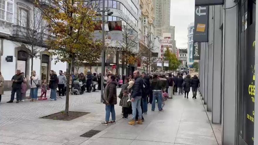 La cola para entrar en el Zara de Navidad da la vuelta a la calle
