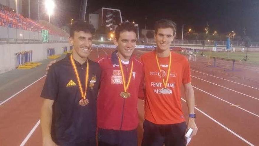 Dani Chamosa (derecha) junto a los otros dos medallistas. // FdV