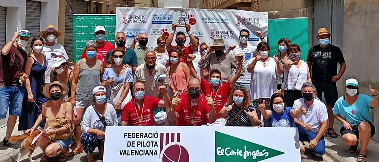 Los jugadores de Godella celebran el triunfo con los aficionados del municipio. | A.G.