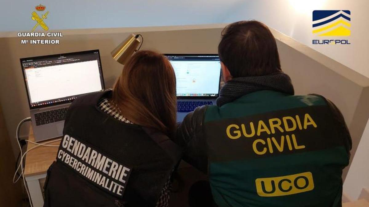 Un guardia civil y una gendarme, durante la desarticulación en febrero pasado de la cúpula de Bitzlato, una de las plataformas de criptomonedas más usadas por el cibercrimen.