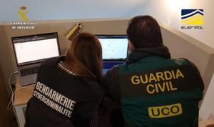 Un guardia civil y una gendarme, durante la desarticulación en febrero pasado de la cúpula de Bitzlato, una de las plataformas de criptomonedas más usadas por el cibercrimen.