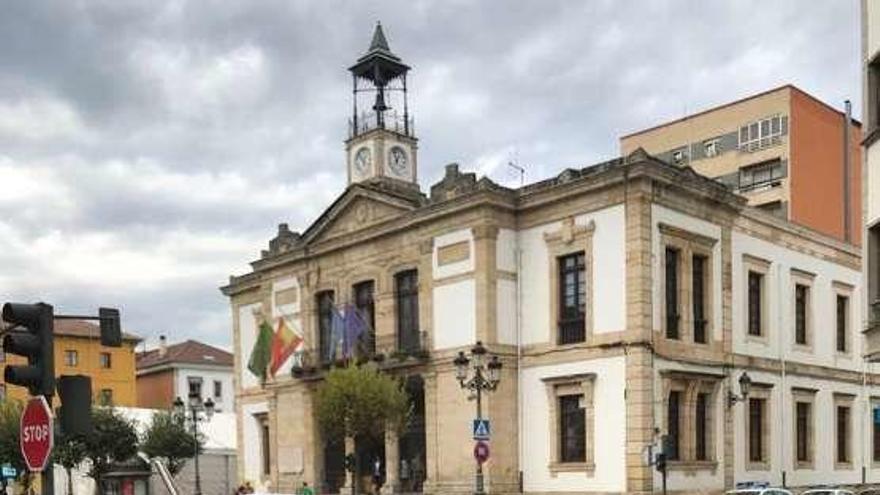 La leonesa Isabel Rodríguez pinta la zona del Ayuntamiento.