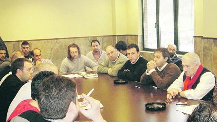 Mineros de Cerredo, durante el encierro de febrero, reunidos con José Ángel Fernández Villa.