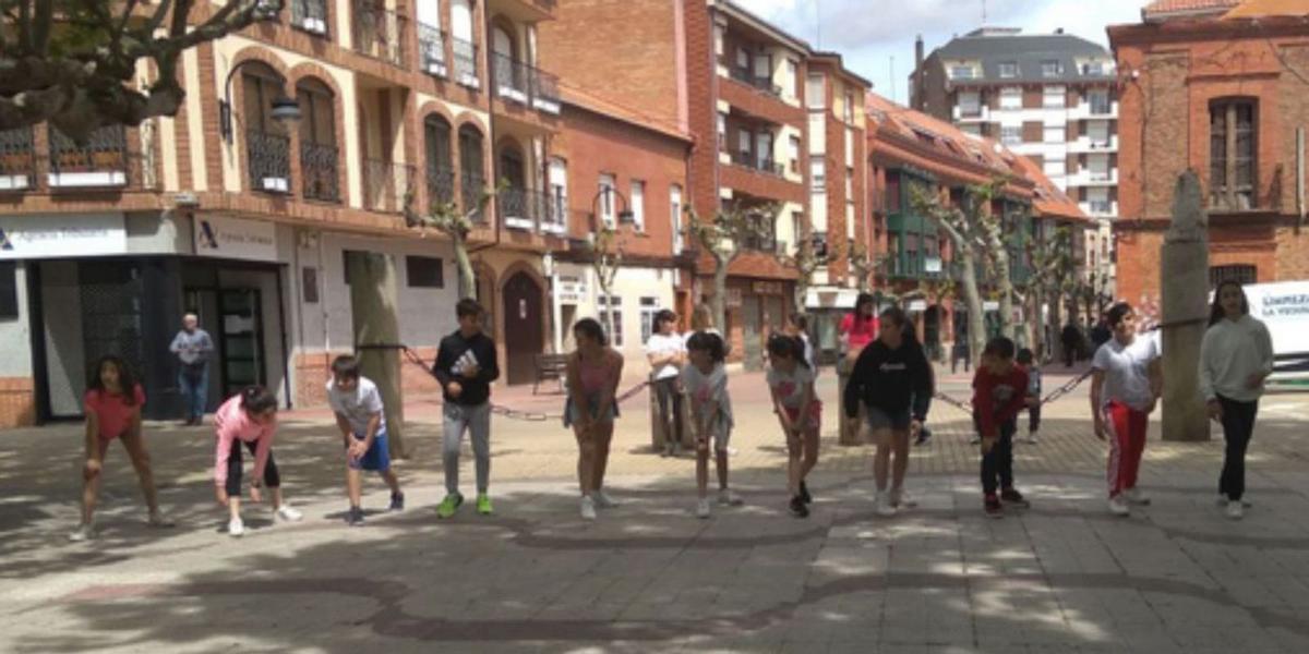Los escolares del CEIP Buenos Aires conmemoran en La Mota el Día de la Educación Física en la Calle