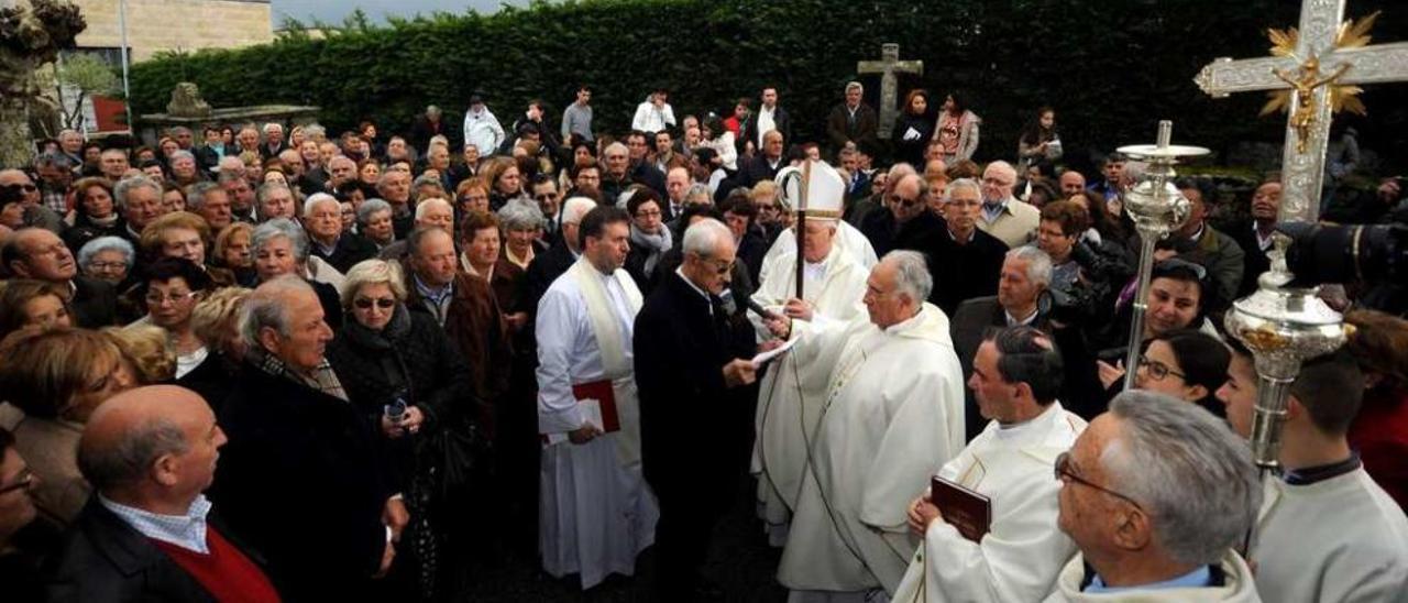 La misa fue cantada por el coro parroquial de Caleiro. // Iñaki Abella