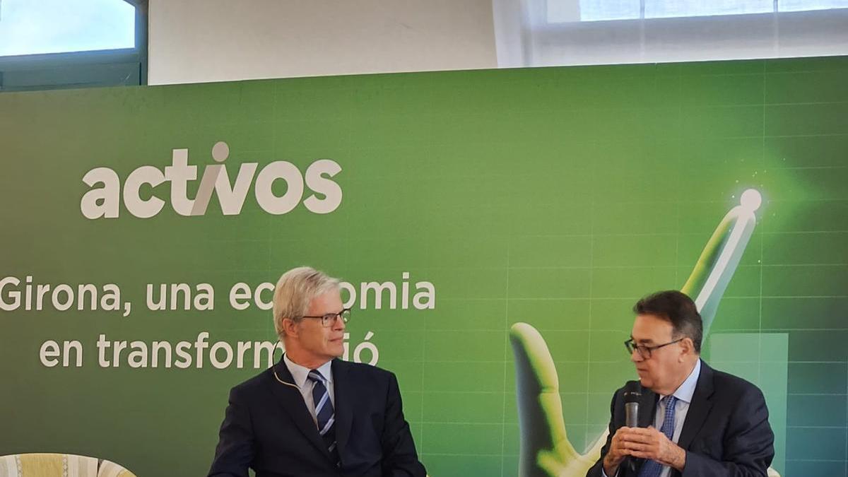 El director de Información Económica de Prensa Ibérica, Martí Saballs, y el presidente de Enagás, Antoni Llardén.